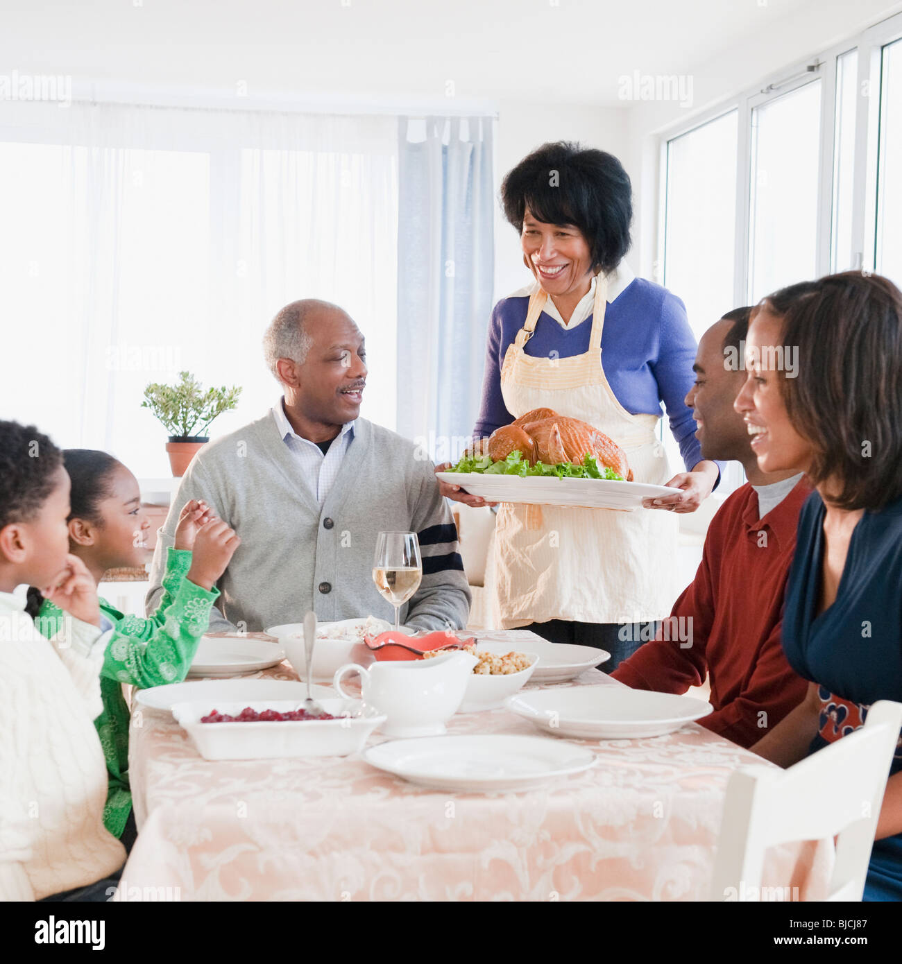 Famiglia americana africana circa per godere di cena di ringraziamento Foto Stock