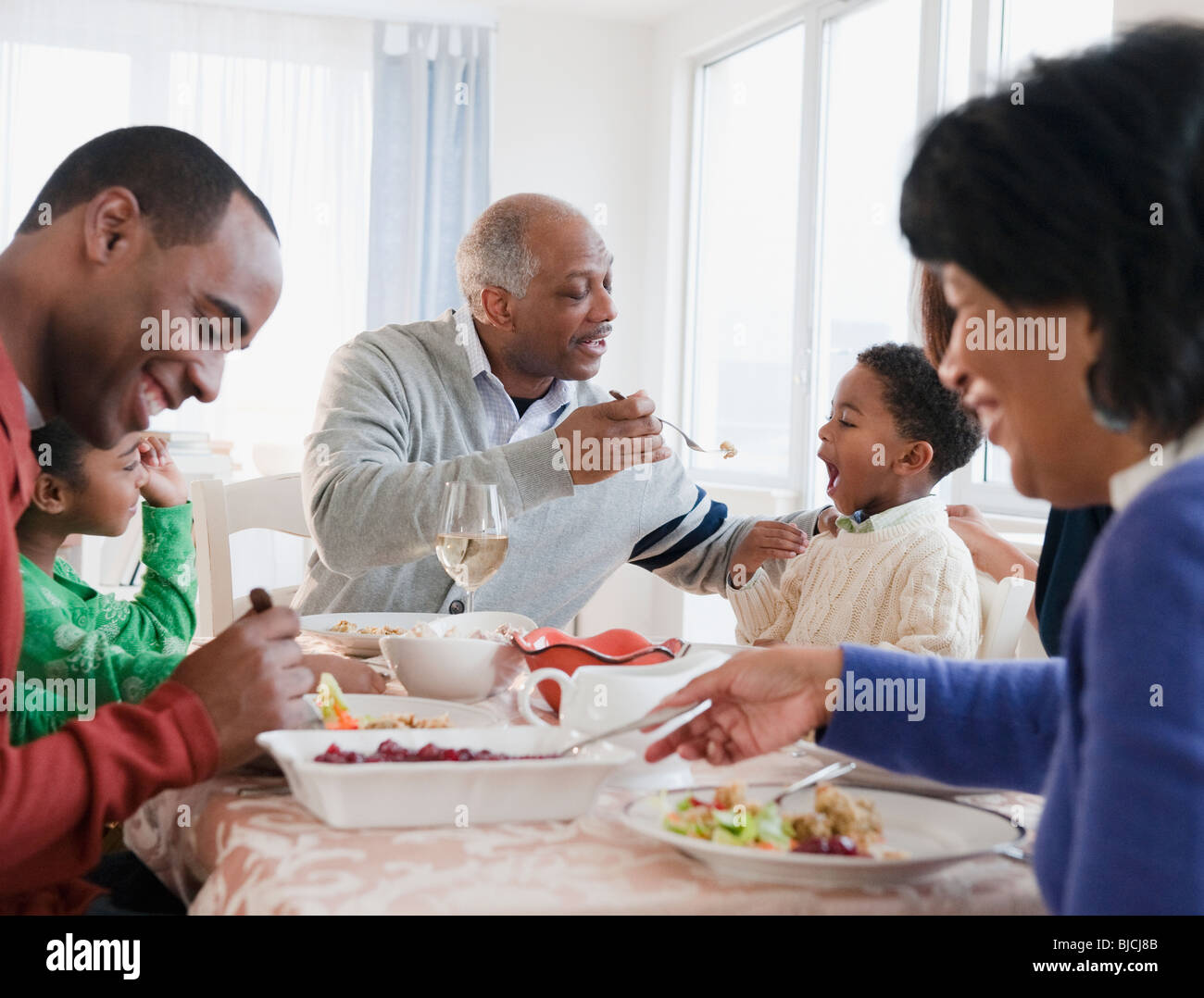 Famiglia americana africana godendo cena di ringraziamento Foto Stock
