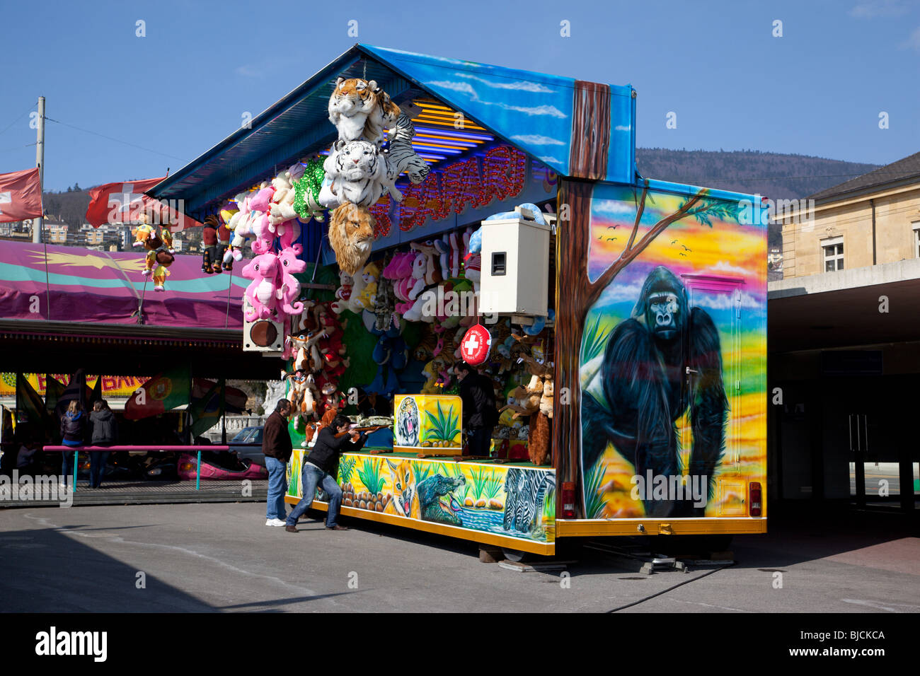 Carnival booth con grandi giocattoli imbottiti come il premio, Neuchatel svizzera. Charles Lupica Foto Stock