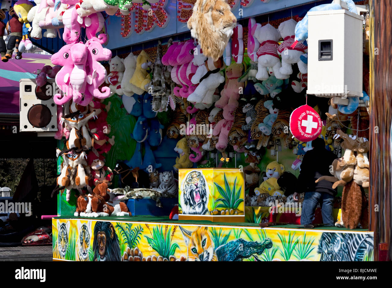 Carnival booth con grandi giocattoli imbottiti come il premio, Neuchatel svizzera. Charles Lupica Foto Stock