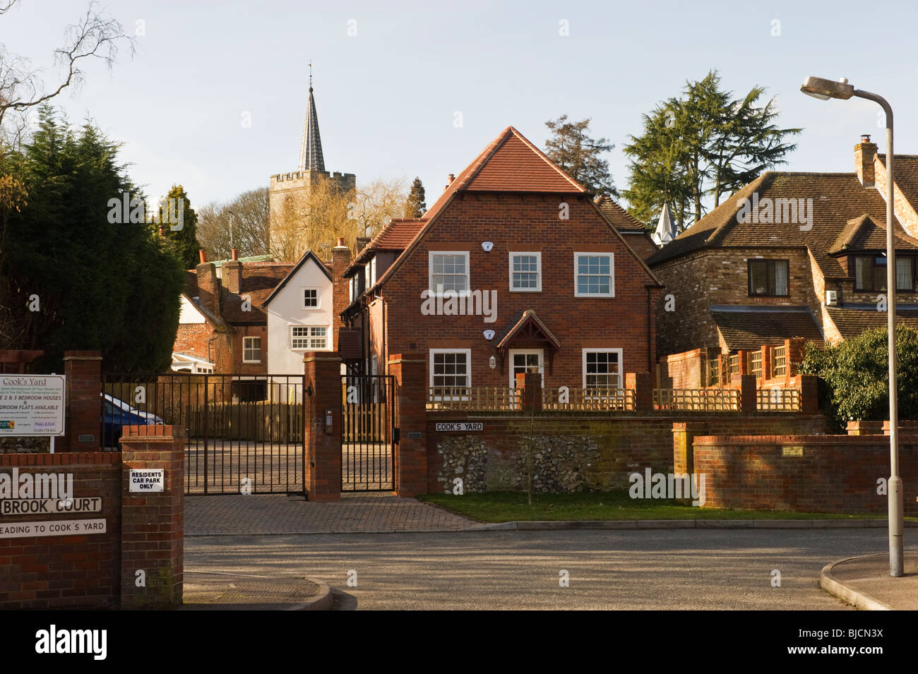 Nuovo case con il cancello di sicurezza in Chesham Buckinghamshire UK, Chiesa di Santa Maria è in background. Foto Stock
