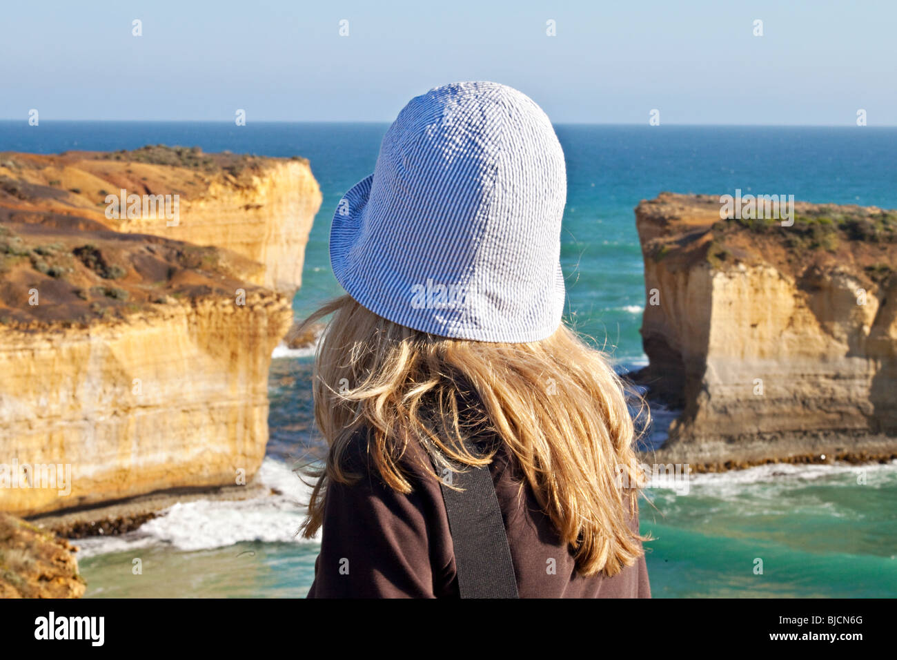Turista in una capanna sun , Greta Ocean Road , Australia Foto Stock