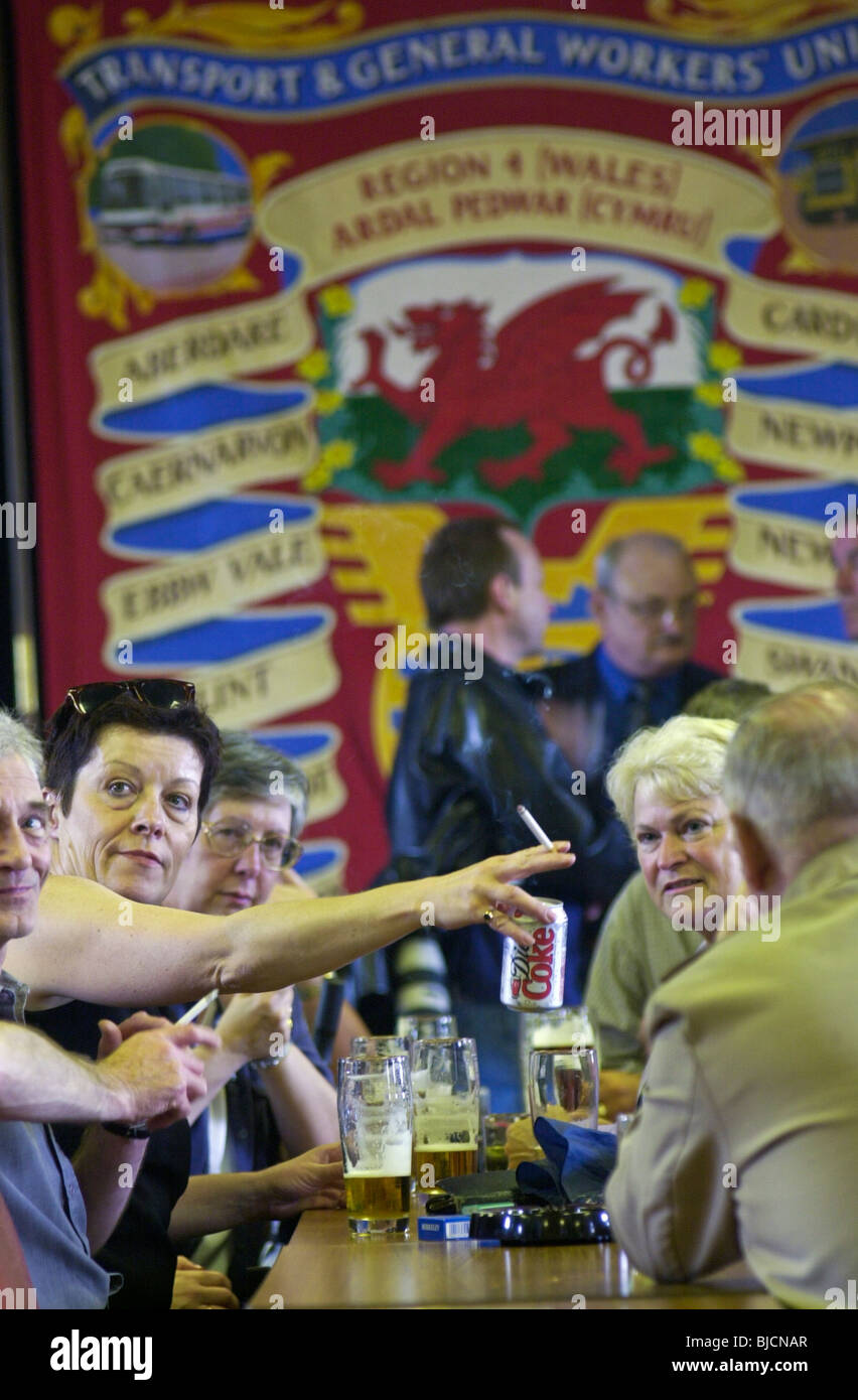 Bevande nel locale club sociale dopo un mese di marzo da Corus Bryngwyn attraverso Gorseinon il giorno della pianta in acciaio chiuso. Foto Stock