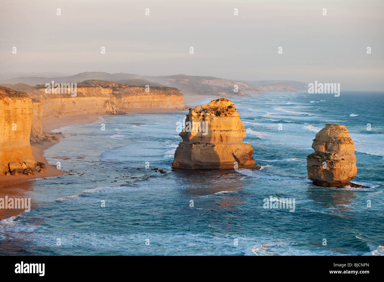 Due rocce dei dodici apostoli, Parco Nazionale di Port Campbell, Victoria, Australia Foto Stock