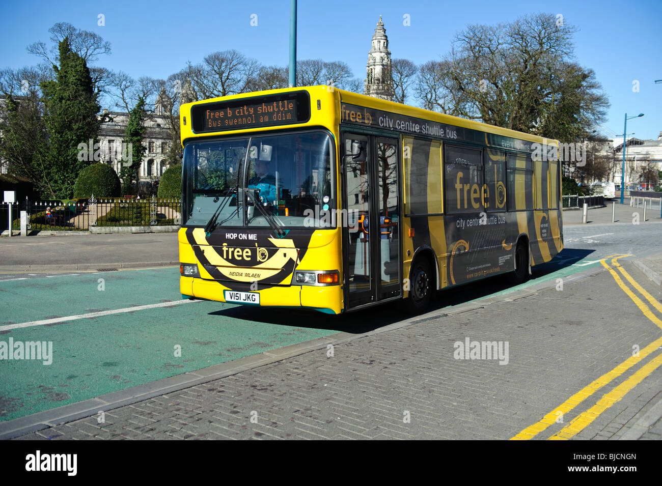 Il giallo di un servizio di autobus navetta gratuito per gli amanti dello shopping , Cardiff Wales UK Foto Stock