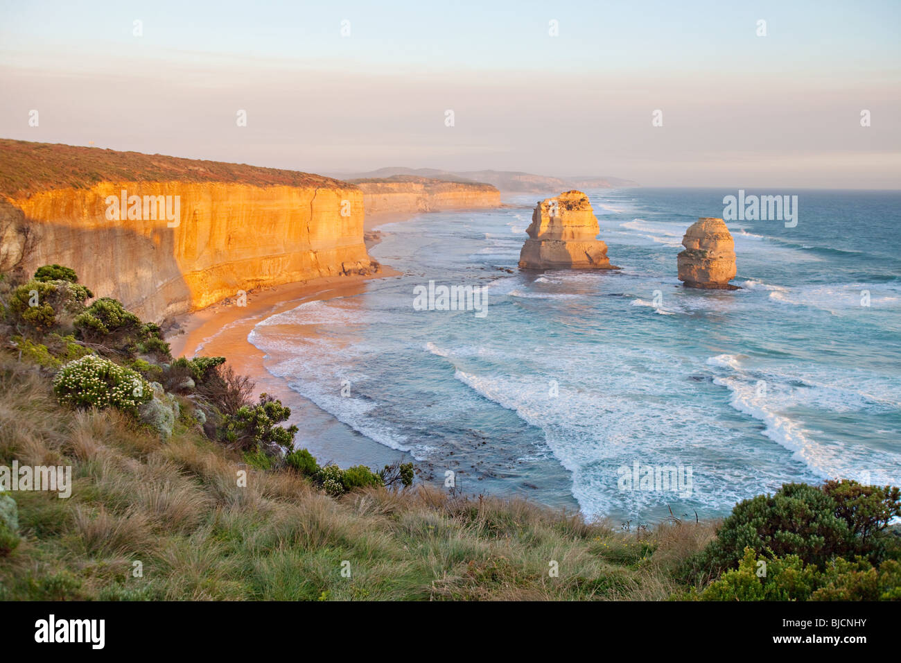 Due rocce dei dodici apostoli, Parco Nazionale di Port Campbell, Victoria, Australia Foto Stock