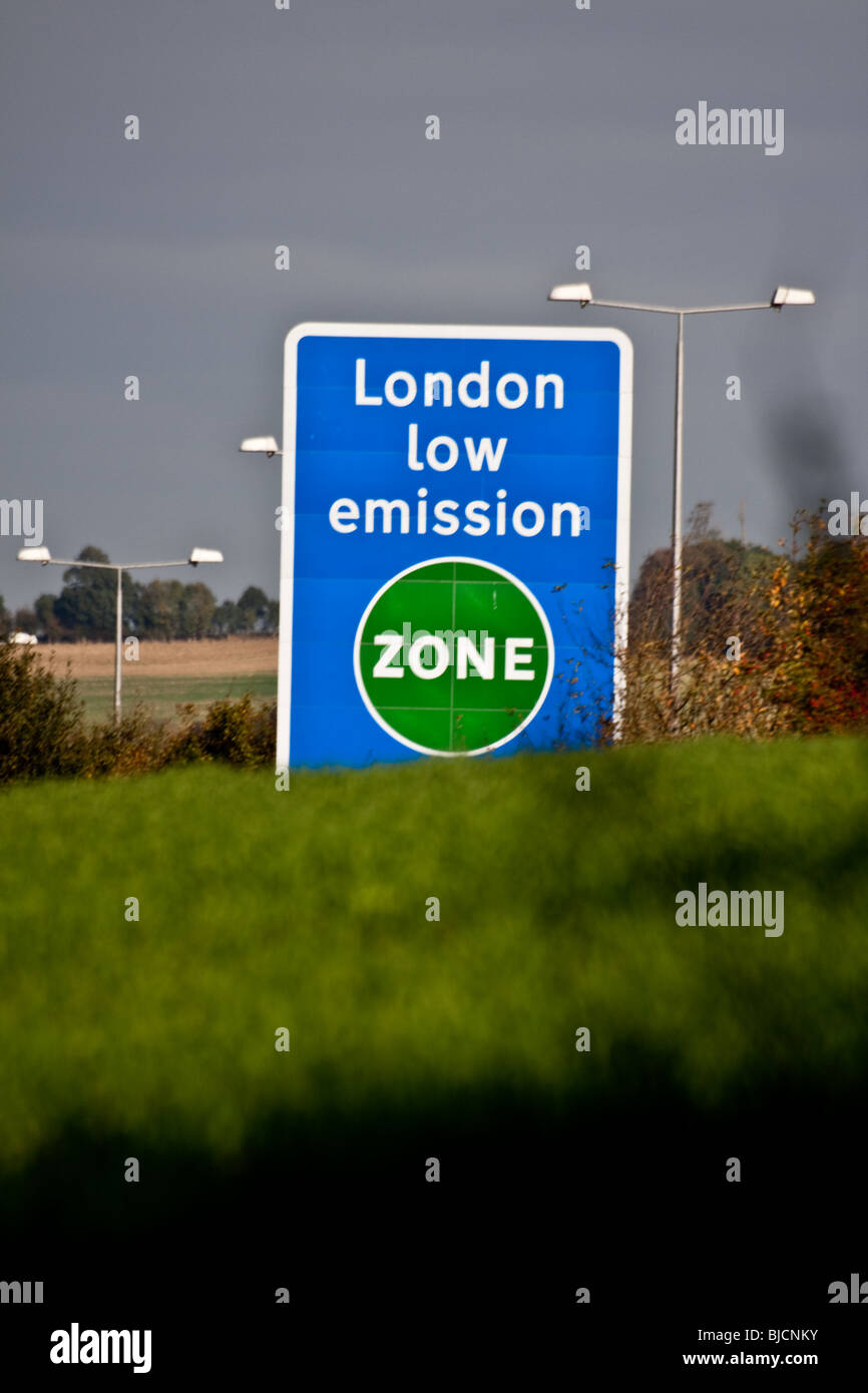 Primo segno della zona a bassa emissione di CO2 sulla M23 Merstham, Surrey Foto Stock