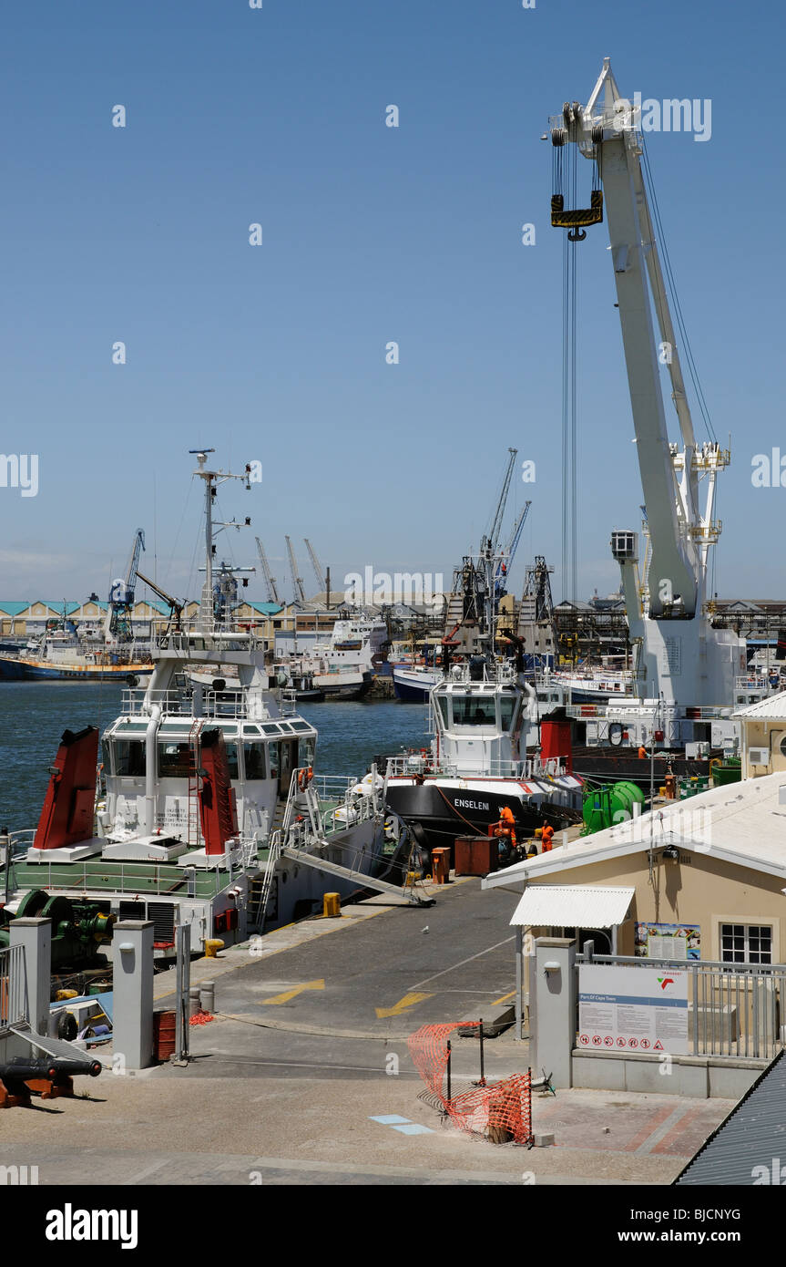 Dal porto di Città del Capo Sud Africa ocean andando rimorchiatori e una grande gru galleggiante paranco a fianco Foto Stock