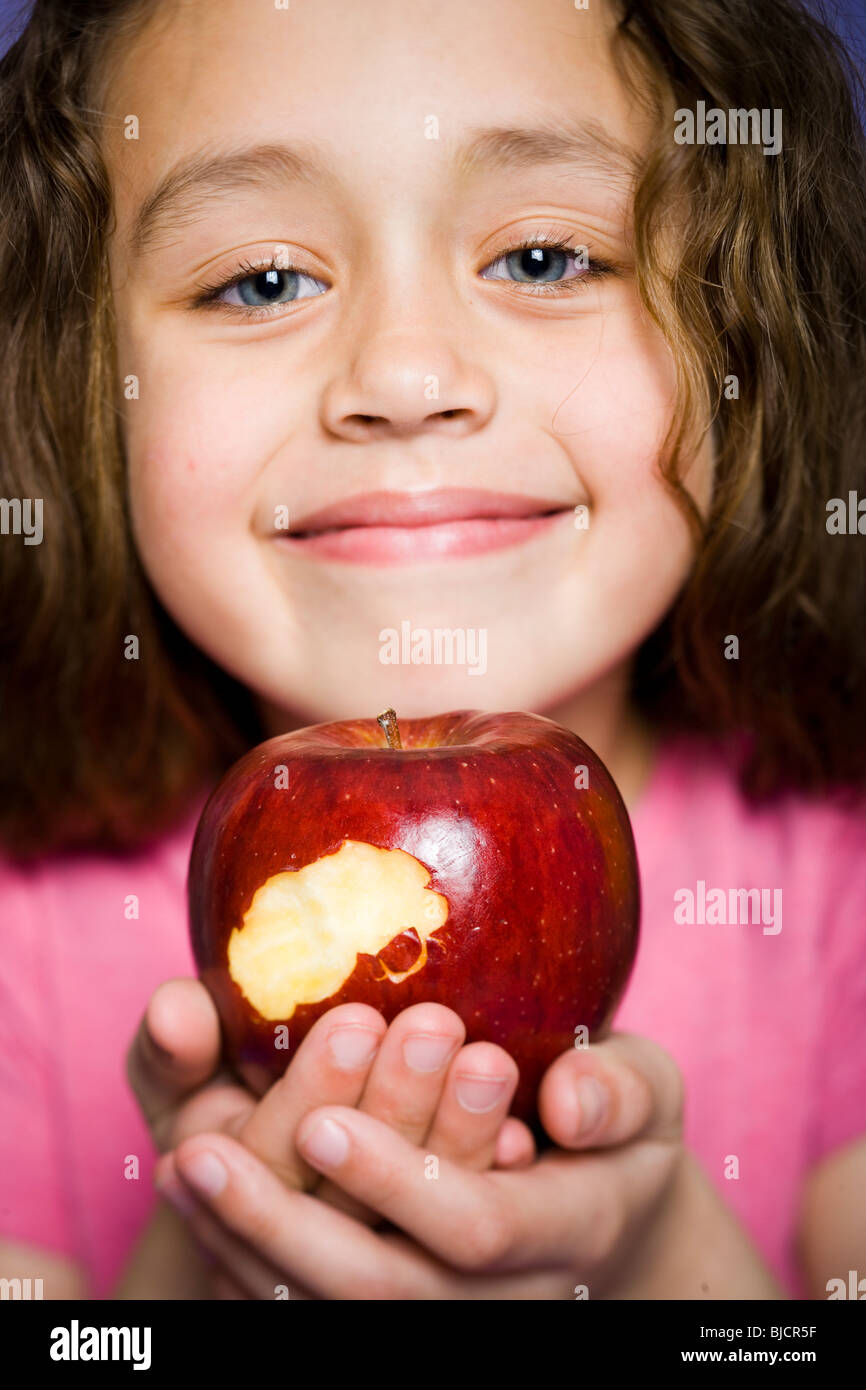 Ragazza mangiare apple Foto Stock