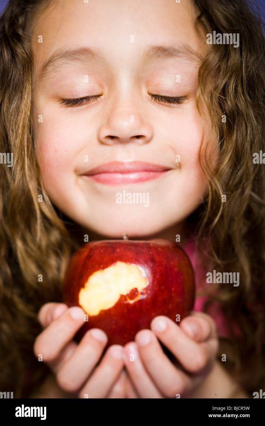 Ragazza mangiare apple Foto Stock