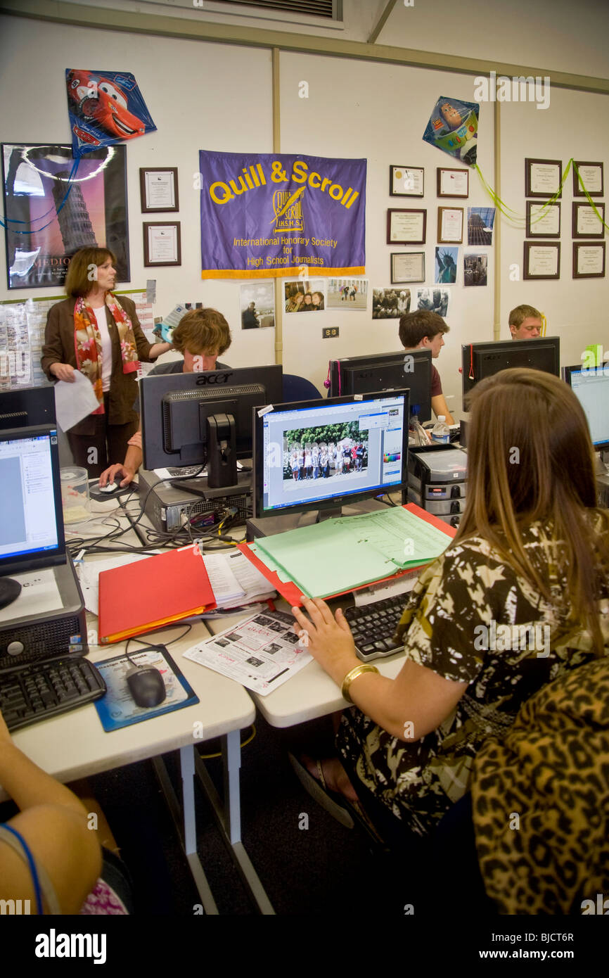La California del sud di alta scuola gli studenti utilizzano il software di desktop publishing per produrre il loro quotidiano degli studenti Foto Stock