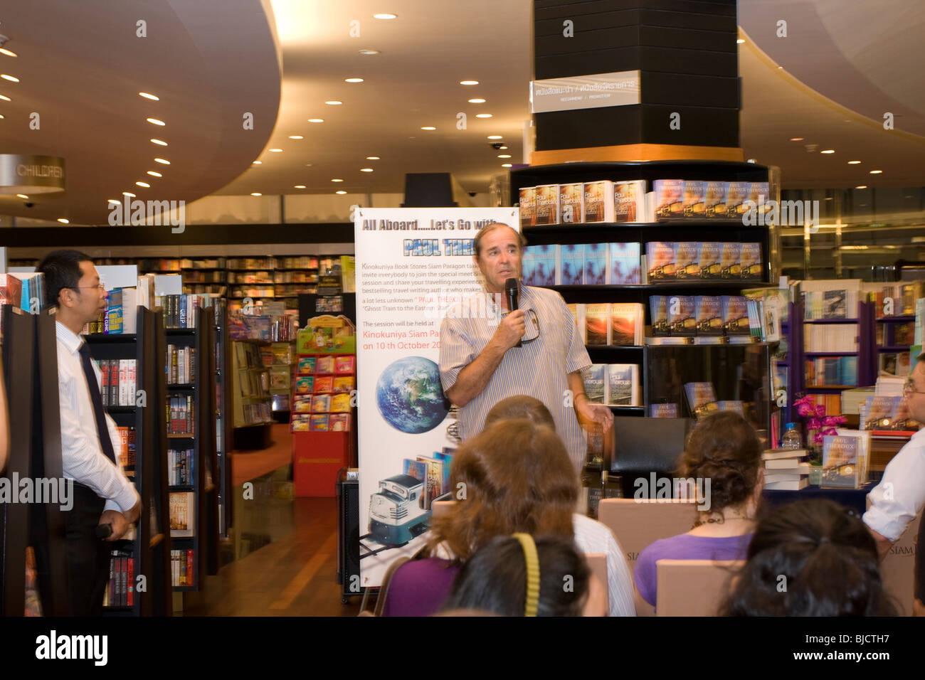 Best-seller di scrittore di viaggi Paul Theroux a un libro firma sessione al Kinokuniya book store a Bangkok, in Thailandia Foto Stock