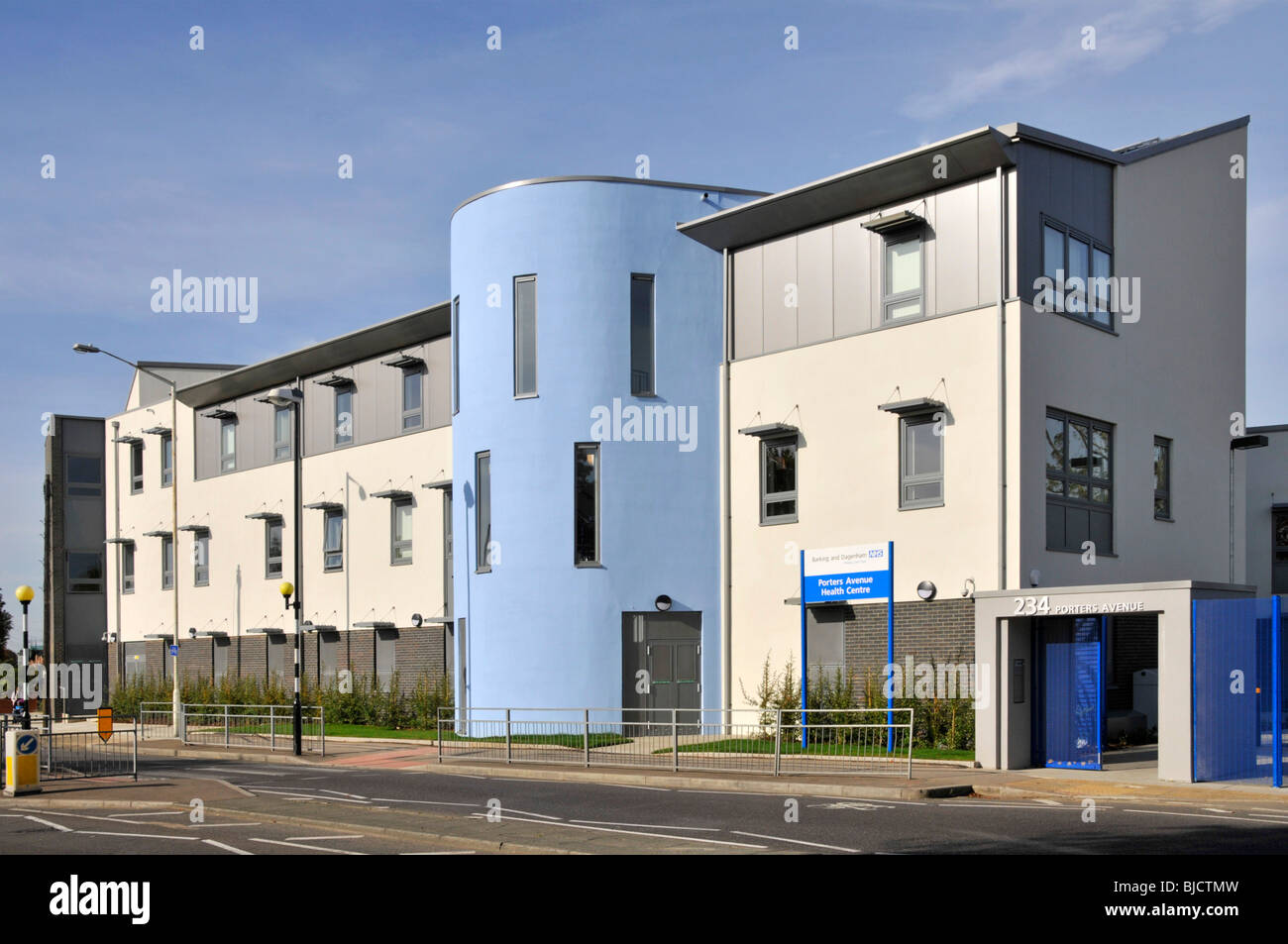 Moderno National Health Service Health Center edificio clinica in locale comunità Becontree abitazione Londra Est Barking e Dagenham Inghilterra REGNO UNITO Foto Stock