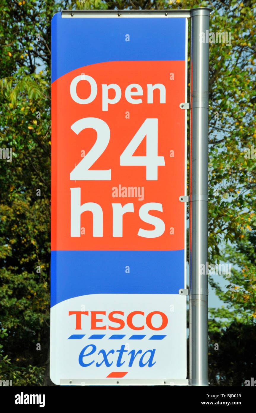 Tesco Extra store supermercato aperto 24 ore segno Foto Stock