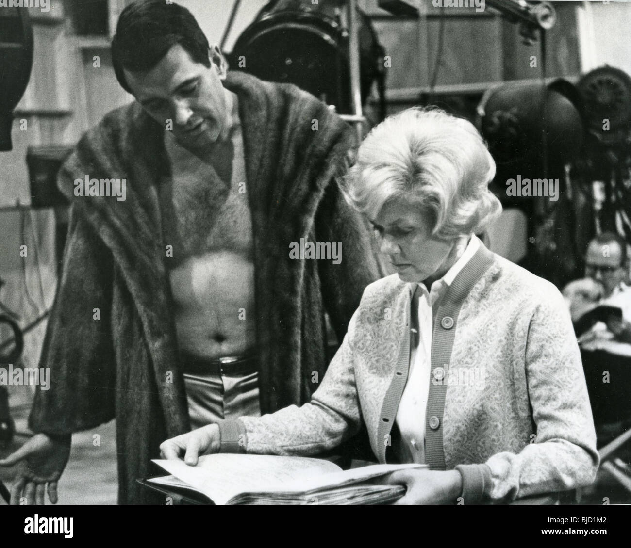 DORIS DAY studi il suo script guardato da Rock Hudson sul set di loro 1962 film amante Torna indietro Foto Stock