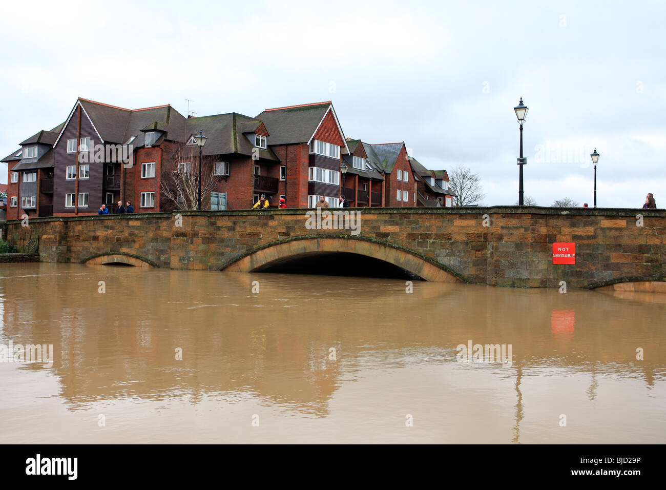 Regno Unito west sussex arundel il fiume arun nel diluvio Foto Stock