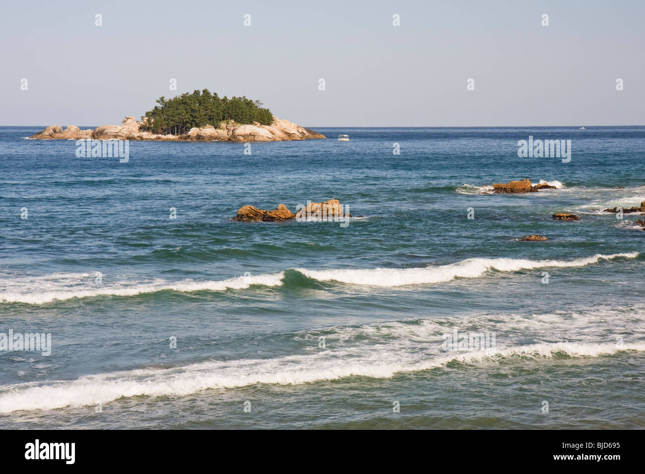 Jodo (Jo Isola) da Gisamun Beach, vicino Yangyang, Gangwondo, Corea del Sud Foto Stock