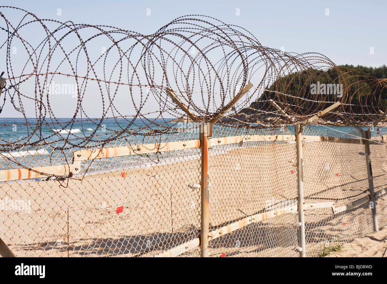 Filo spinato sul nord-est a sud coreano beach Foto Stock