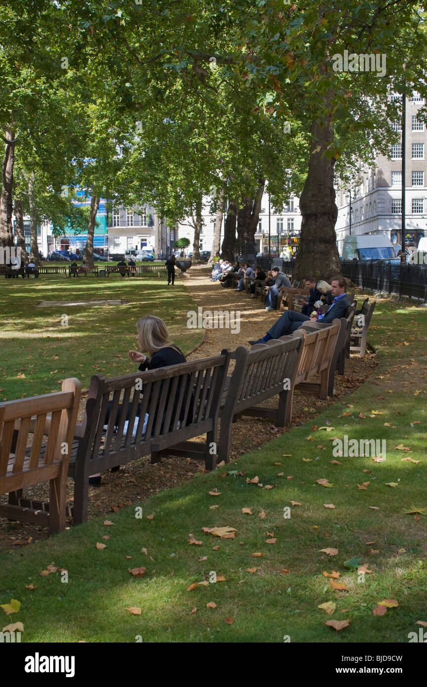 Statua, alberi e posti a sedere in Hanover Square, London, Regno Unito Foto Stock