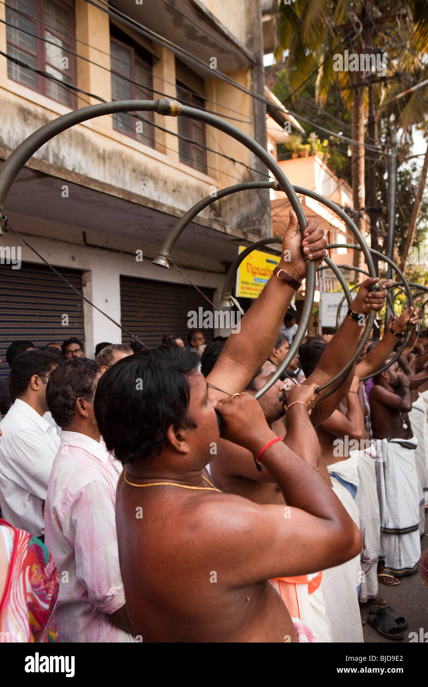 India Kerala, Kochi, Ernakulam Uthsavom festival, Parayeduppu elephant processione, orchestra Panchavadyam Kombu giocatori Foto Stock