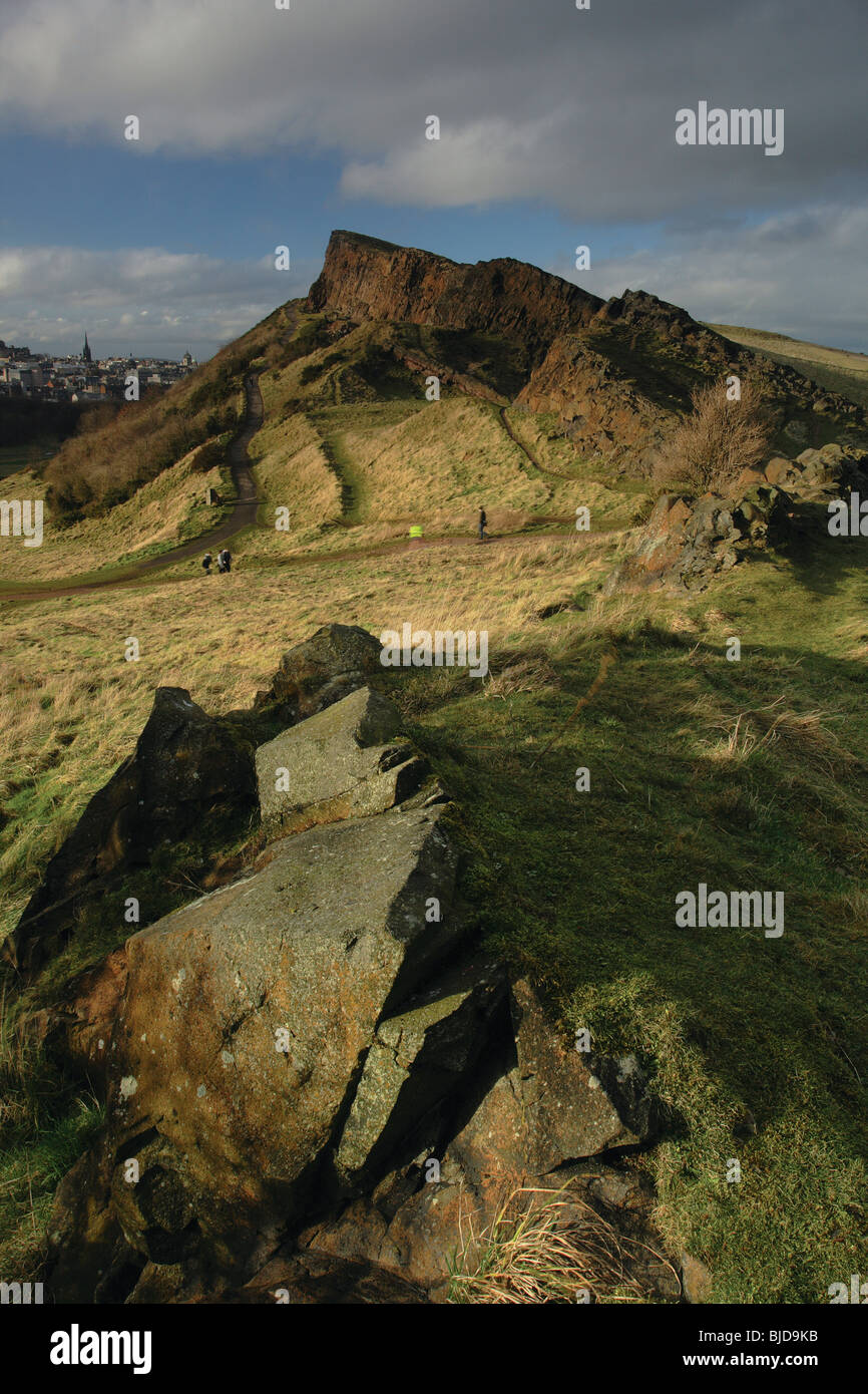 Salisbury Crags e la Skyline di Edimburgo e Holyrood Park, Scozia Foto Stock