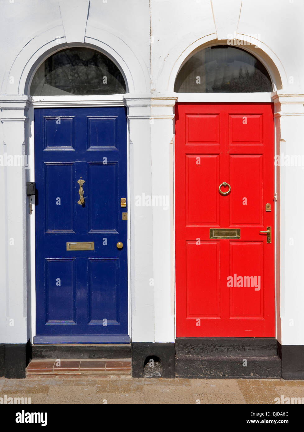 Il rosso e il blu delle porte anteriori con design vittoriano architravi Foto Stock Il rosso e il blu delle porte anteriori con design vittoriano architravi Foto Stock