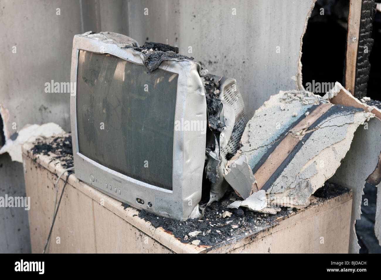Televisione fuso successivo incendio in hotel bedroom Foto Stock