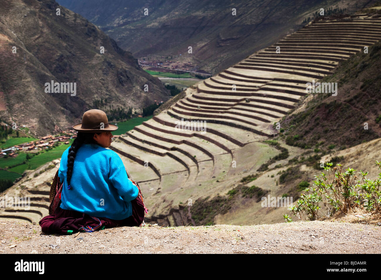 Donna Peruviana con cappello bowler nella Valle Sacra nei pressi delle rovine di Pisaq, Perù, Sud America Foto Stock