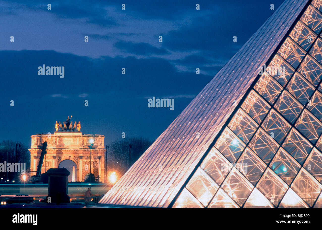 Parigi, Francia, - I.M. La piramide di pei presso il Museo del Louvre, con Arc de triomphe du Carrousel (architetto: Denon), Vista notte. Foto Stock