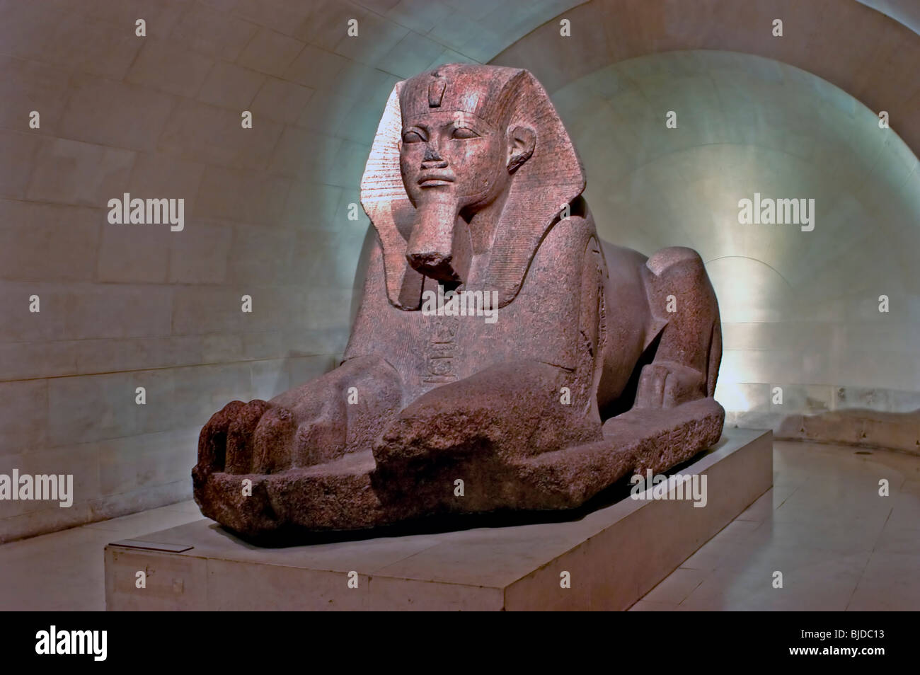 Parigi, Francia, Museo del Louvre. Galleria dell'Antico Egitto, nell'ala Sully. Scultura della Sfinge di Tanis, in marmo rosa. Statue, arte dell'antica civiltà Grand Egyptian Museum Foto Stock