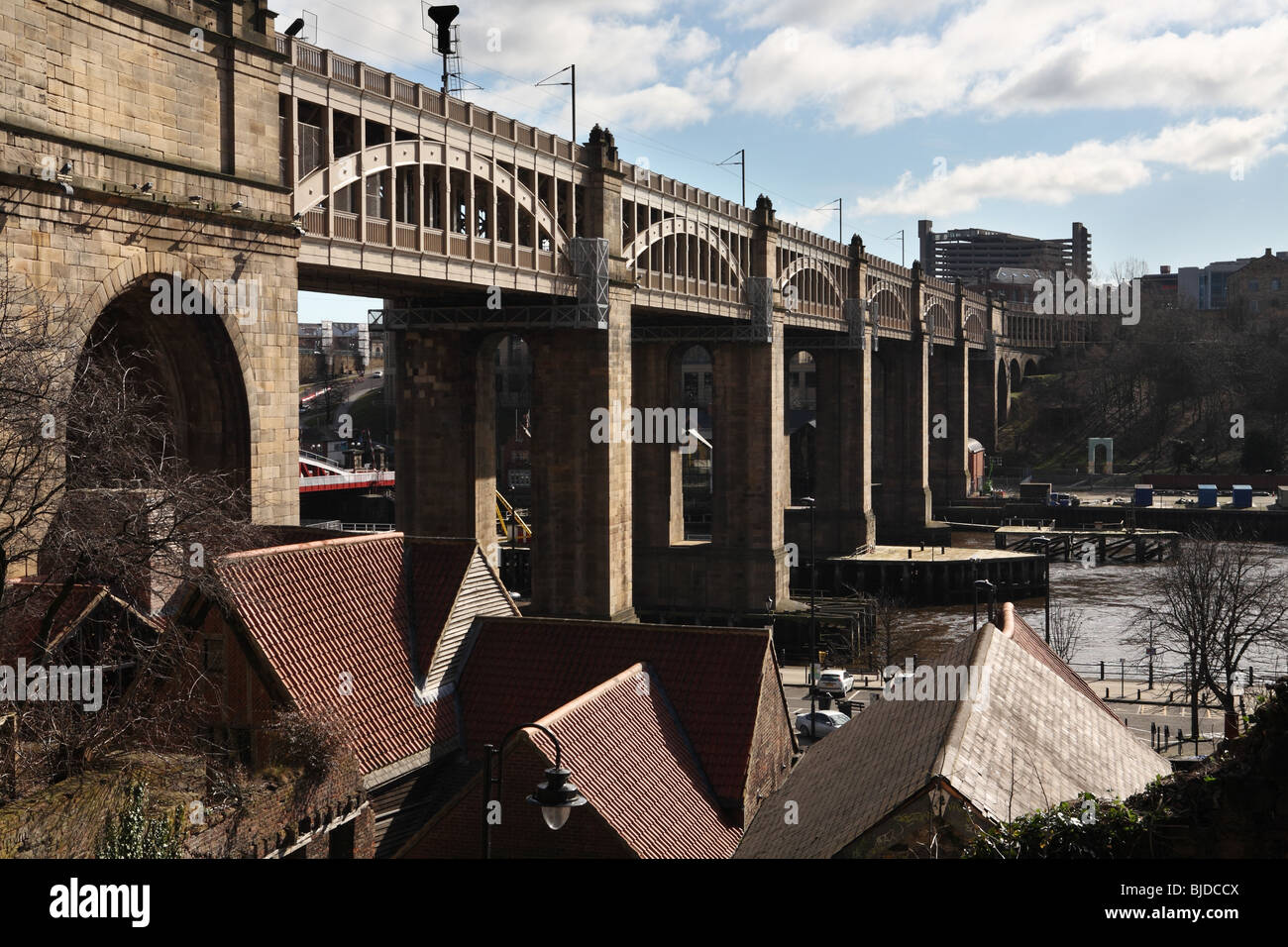 Il livello alto ponte sul fiume Tyne visto da Newcastle guardando in direzione Gateshead. Inghilterra, Regno Unito Foto Stock