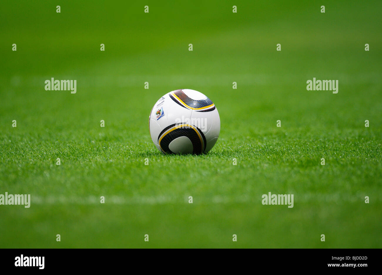 Jabulani, matchball ufficiale di th Mondiali di Calcio FIFA 2010 in Sud Africa sul tono verde Foto Stock
