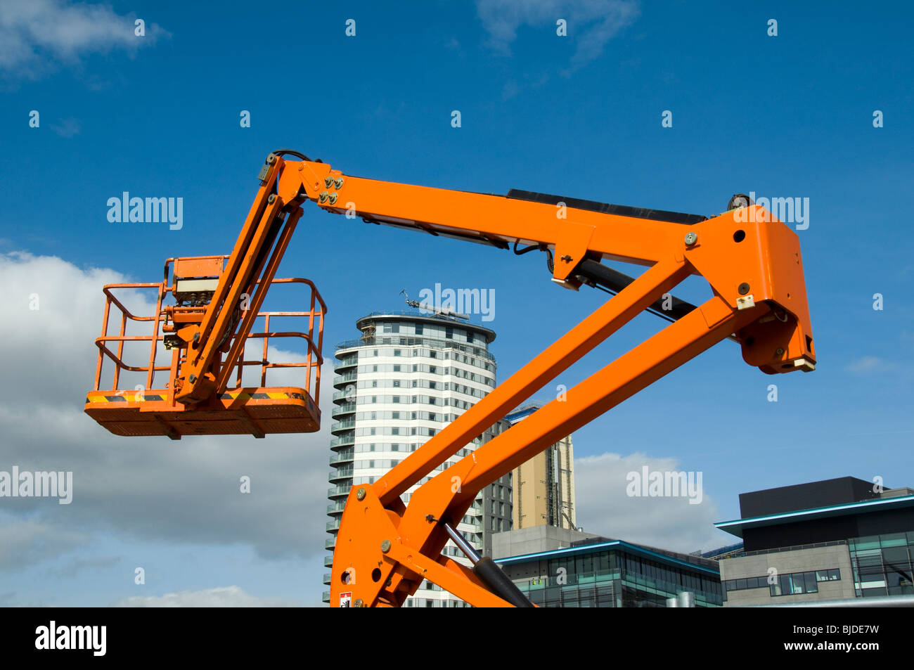 Piattaforma di accesso con 'cuore' blocco di appartamenti in background, Salford Quays, Manchester, Regno Unito Foto Stock