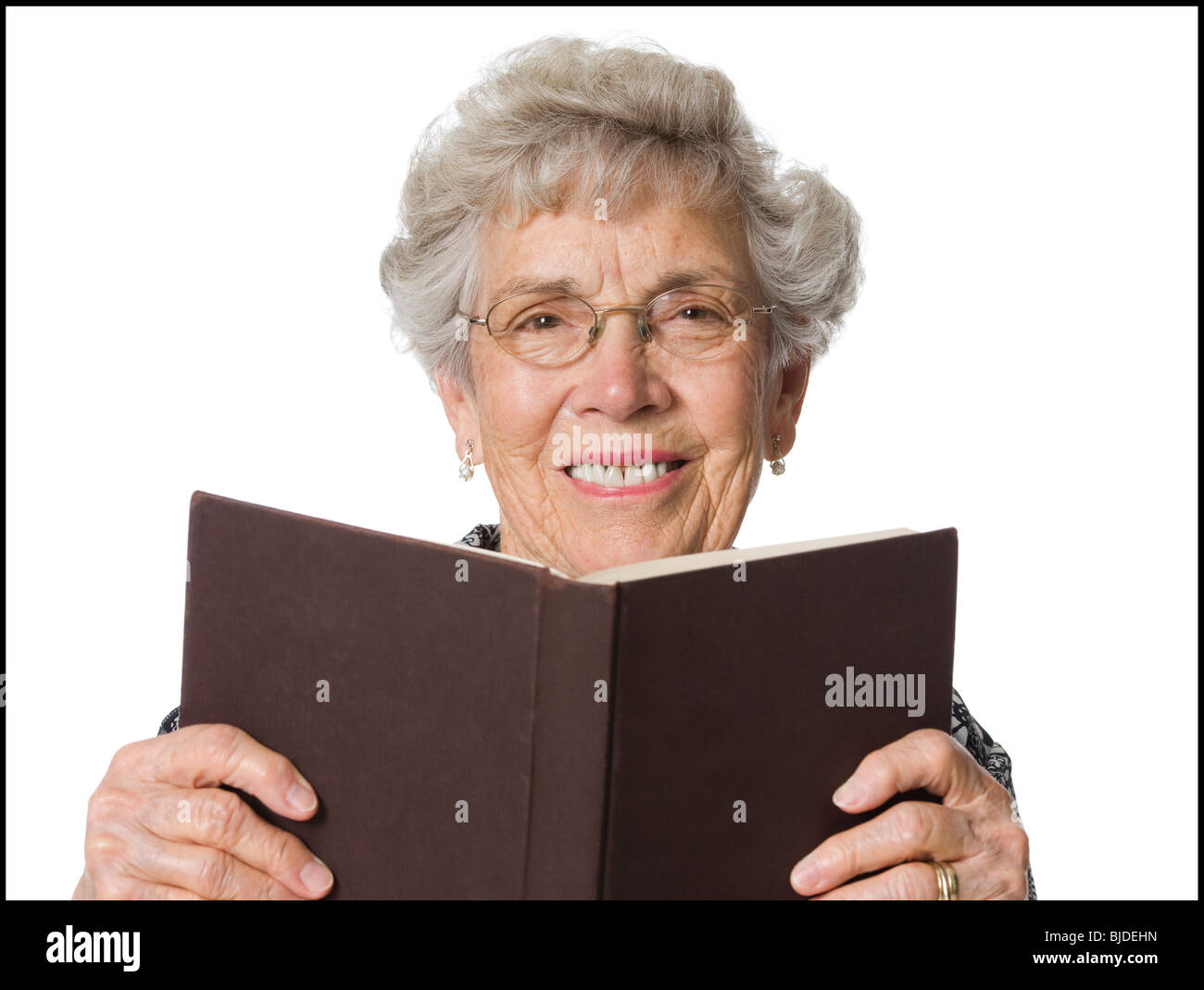 Senior donna leggendo un libro. Foto Stock