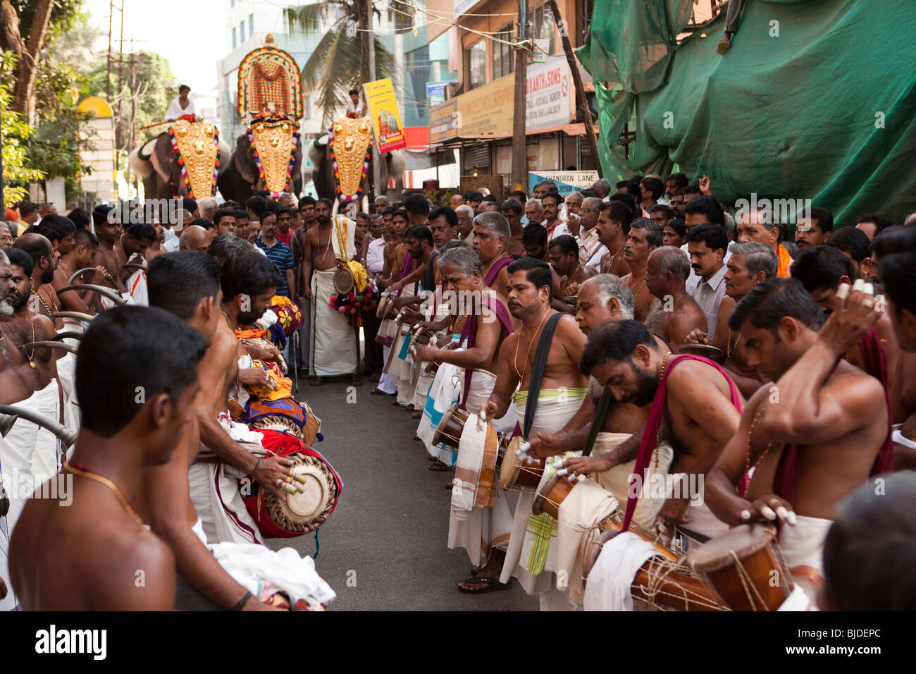 India Kerala, Ernakulam, Uthsavom festival orchestra Panchavadyam batteristi giocando timila, maddalam, ilathalam idakka tamburi Foto Stock
