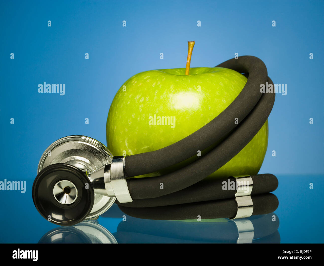 Apple avvolto in un stethopscope. Foto Stock