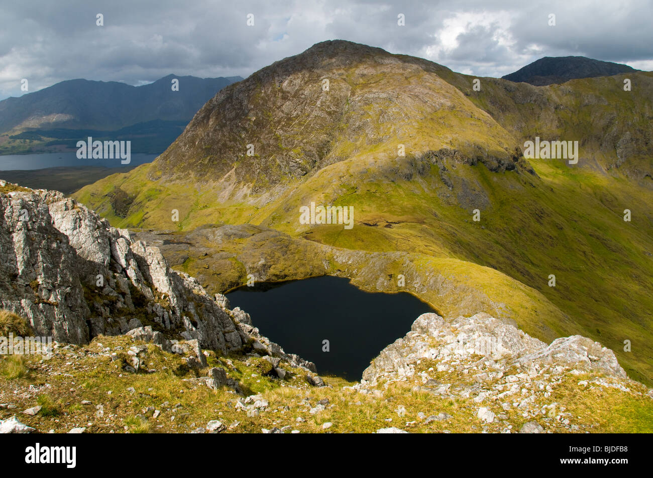 Knocknahillion e il Mam Ochóige tarn da Barrslievenaroy, montagne Maumturk, Connemara, nella contea di Galway, Irlanda Foto Stock