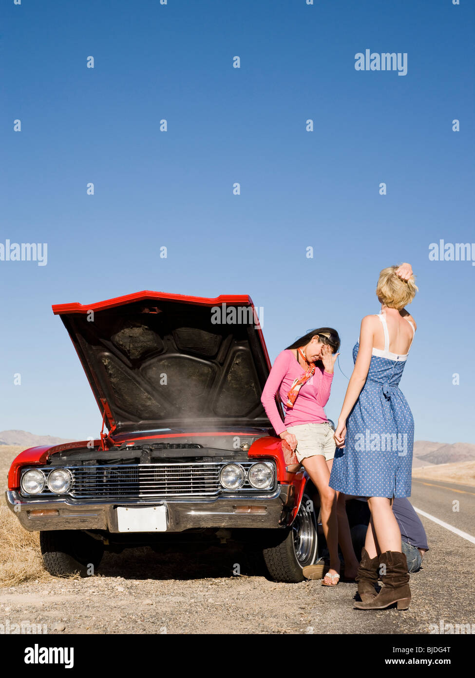 Due donne con problemi con la macchina. Foto Stock