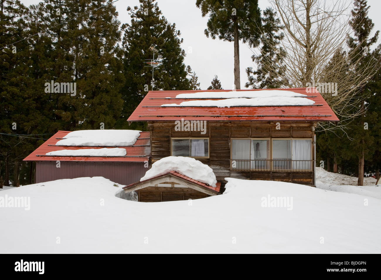 Una casa ricoperta di neve Foto Stock