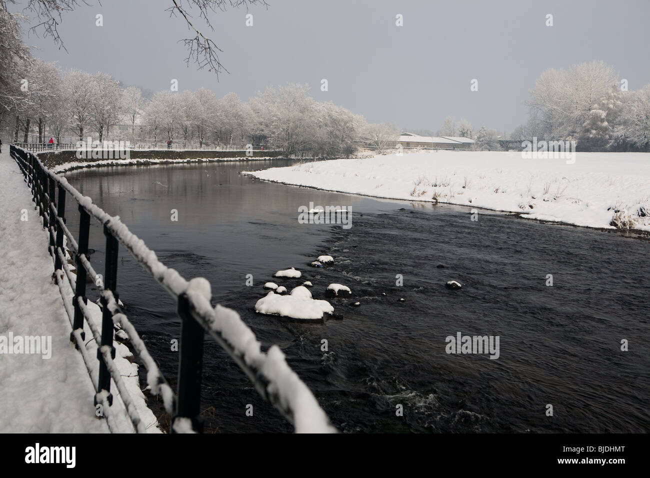 Il fiume Kent in Kendal su un giorno inverni. Foto Stock