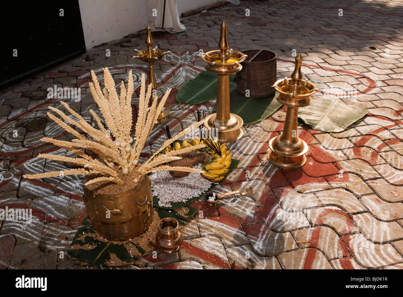 India Kerala, Kochi, Ernakulam Uthsavom festival, Para, recipiente contenente il grano e le lampade del tempio pronto per il puja Foto Stock