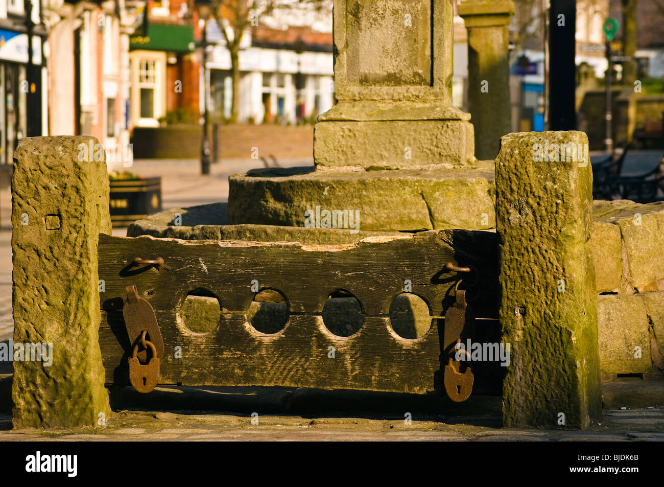 Scorte (risalente al 1351) e la base della croce in piazza del mercato, Poulton-le-Fylde, Lancashire, Inghilterra Foto Stock