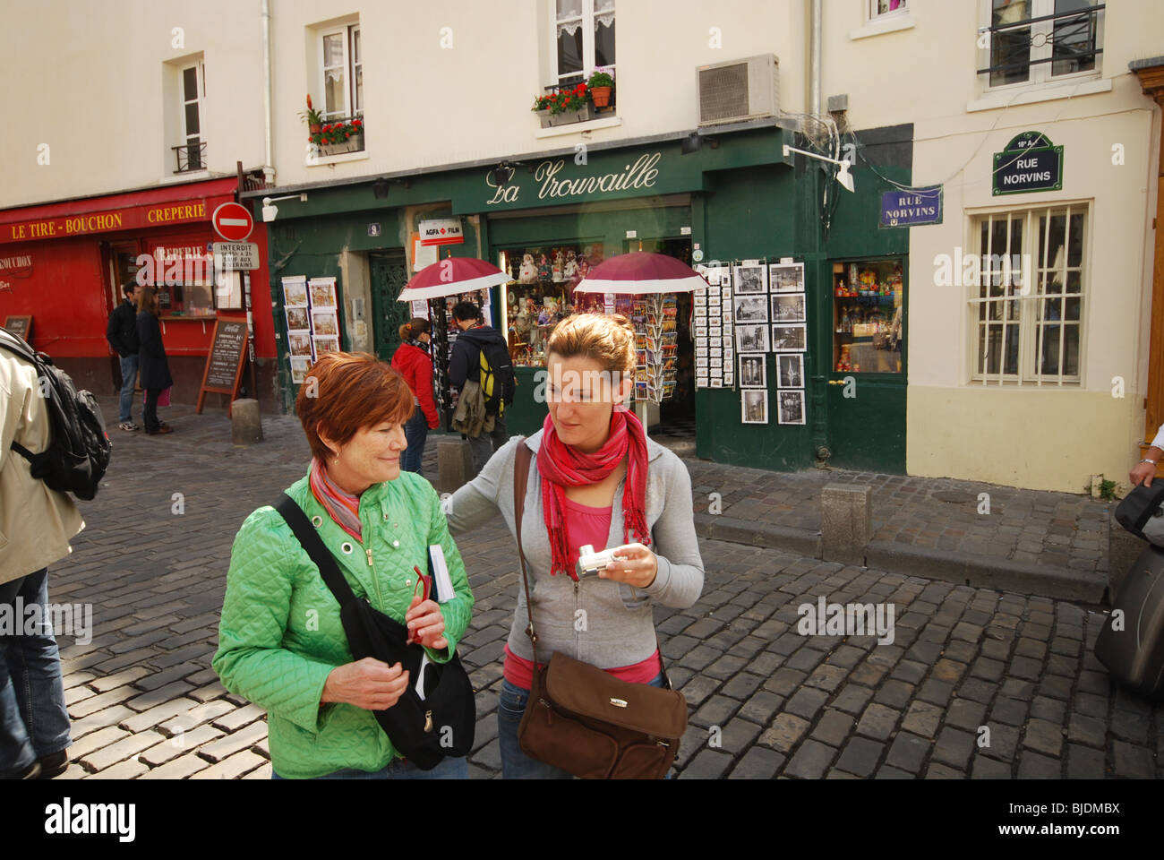 I turisti a Montmartre Parigi Francia Foto Stock