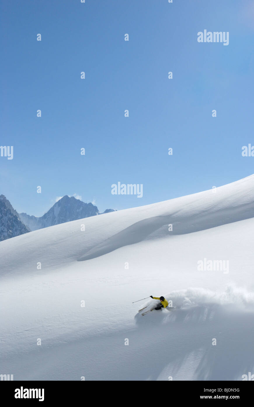 Sci di fondo in polvere fresca neve, Chamonix, Francia Foto Stock