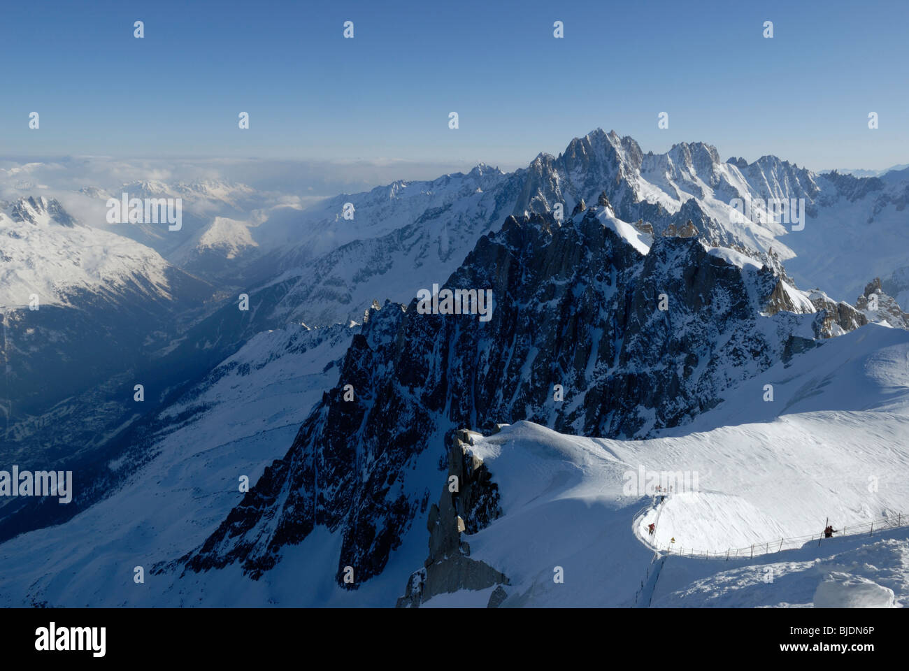 Valle di Chamonix e Aiguille du Midi ridge Foto Stock