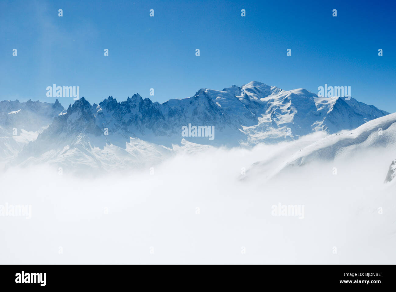 Il Mont Blanc sopra le nuvole come si vede da Le Flegere, Chamonix, Francia Foto Stock
