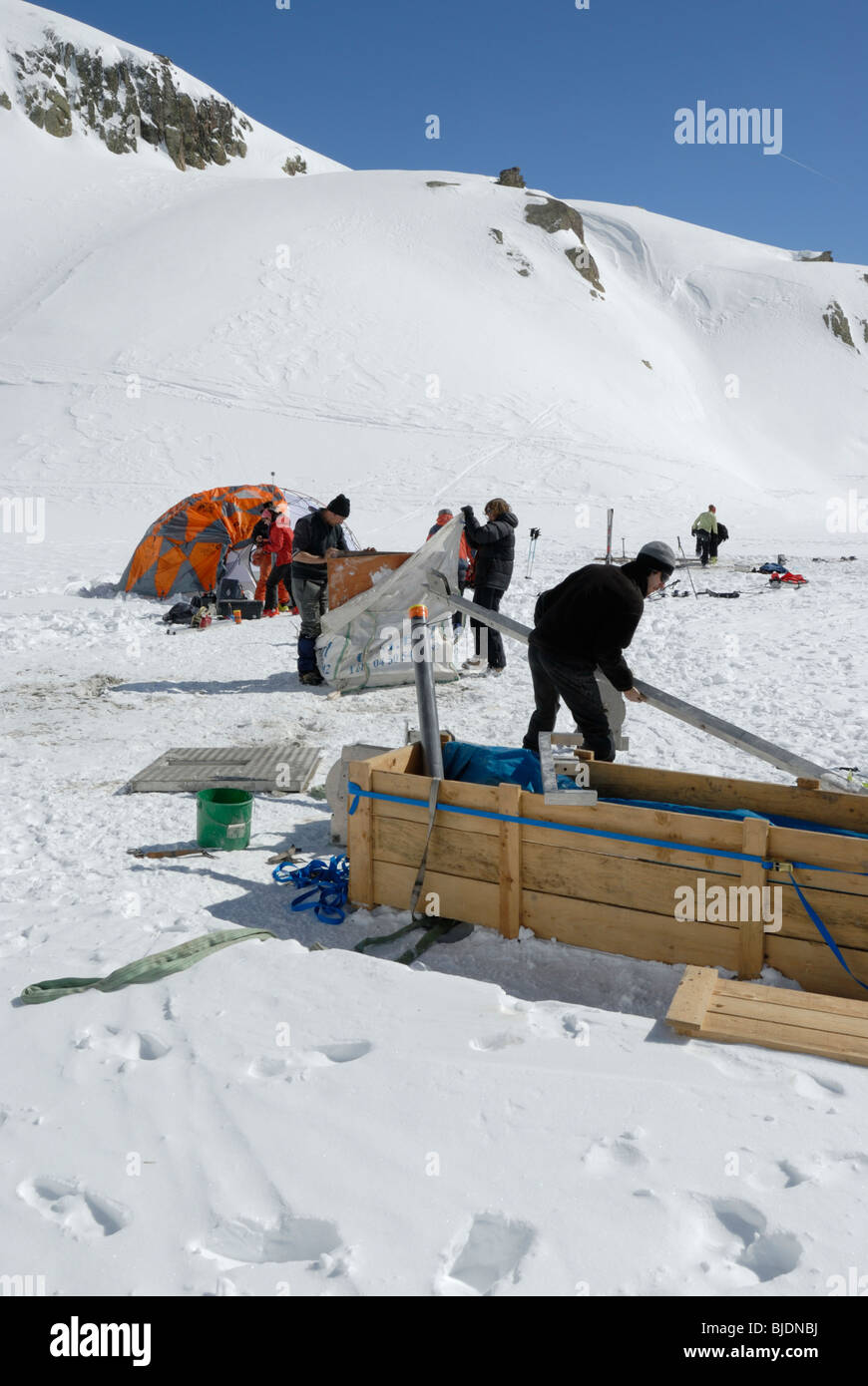 Eseguire le misurazioni attraverso il lago di ghiaccio, Lac Blanc, Chamonix, Francia Foto Stock