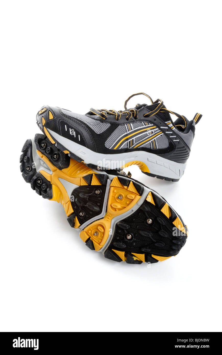 Acqua-prova running scarpe con tacchetti per la trazione su neve e ghiaccio  Foto stock - Alamy