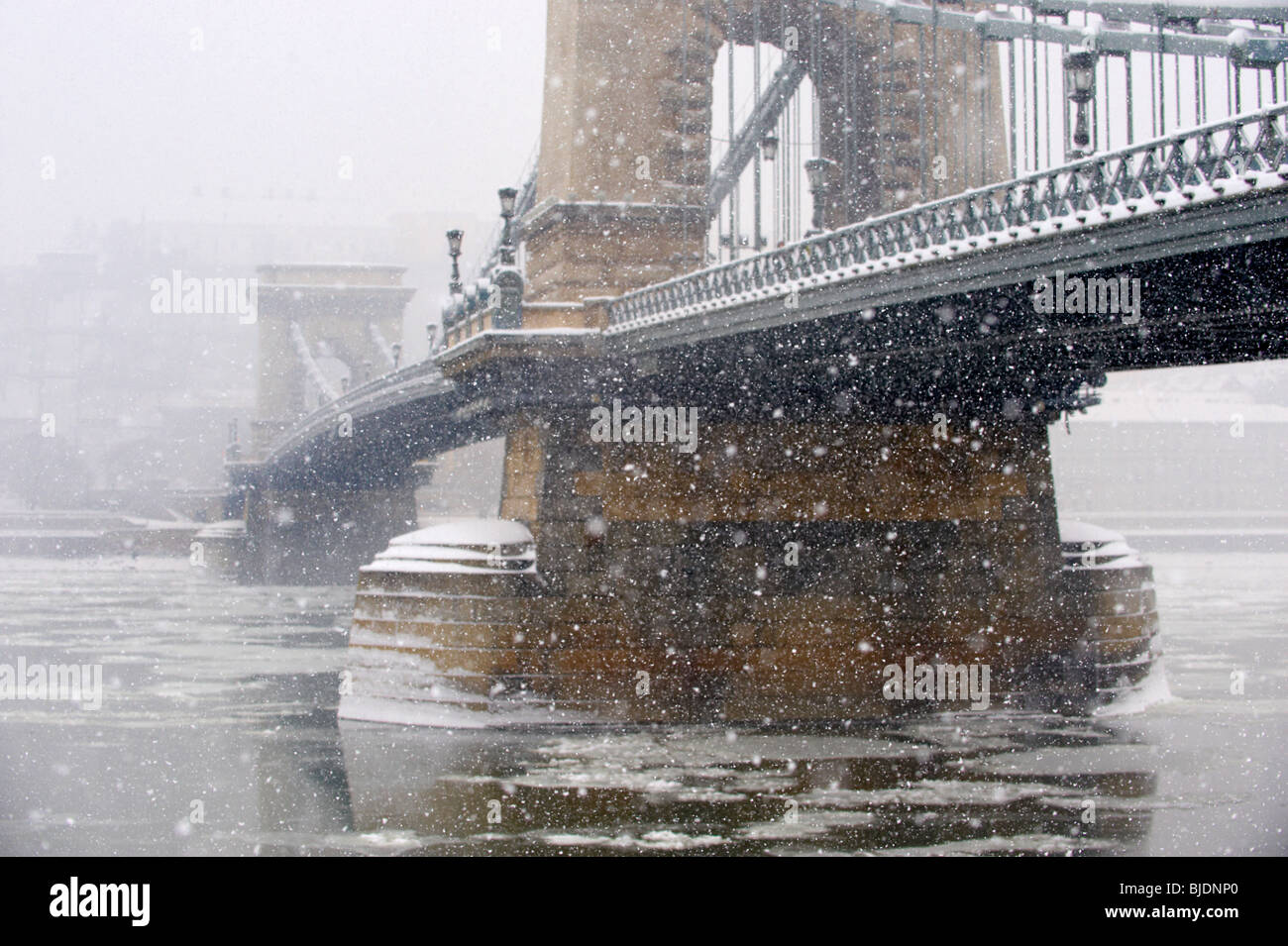 Ponte delle catene di Szechenyi (Széchenyi lánchíd) in una tempesta di neve, attraversare il Danubio, Budapest, Hungay Foto Stock