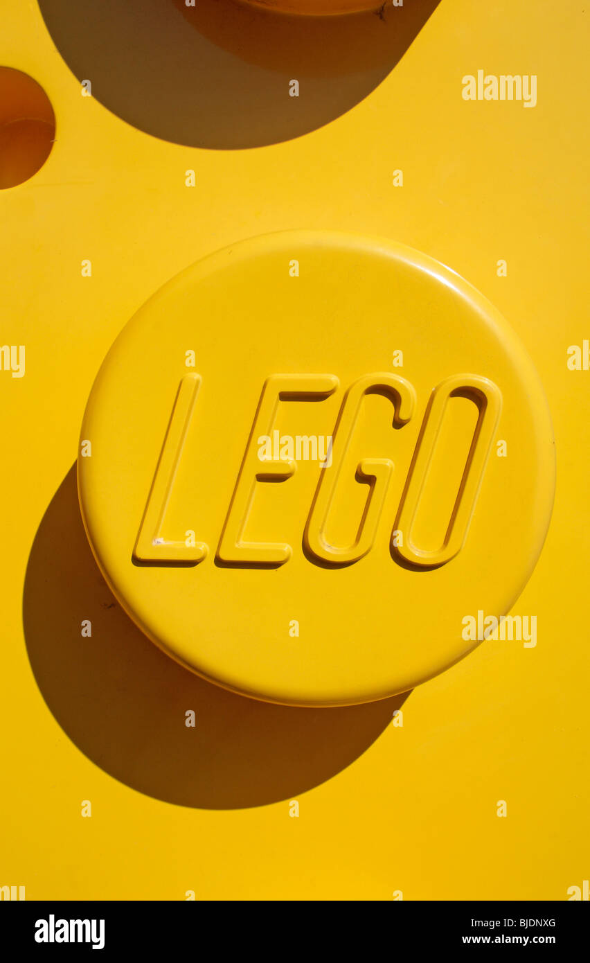 Close up Lego branding su un gigante giallo Lego blocco esterno Legoland, Windsor, Regno Unito. Foto Stock